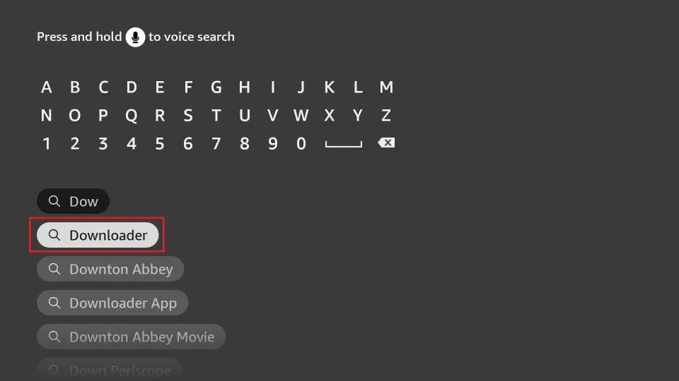 Firestick søkeskjerm som viser 'Downloader' valgt i søkeresultatene, første trinn for å installere appen som trengs for sideloading av Smart IPTV.