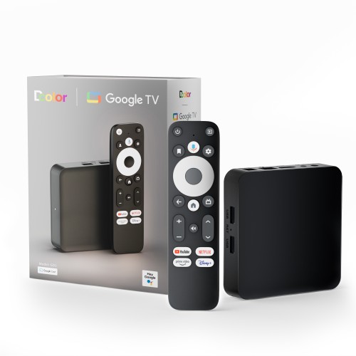 Google TV Chromecast-enhet og fjernkontroll ved siden av emballasjen, som viser det kompakte firkantede designet og stemmestyrt fjernkontroll med dedikerte strømmeknapper.