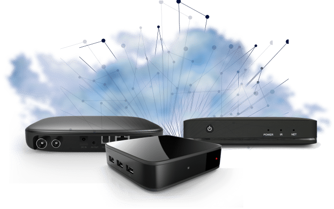 Tre forskjellige IPTV-bokser med elegant svart design vist mot en blå digital nettverksbakgrunn, som illustrerer tilkoblingsmuligheter for strømming.